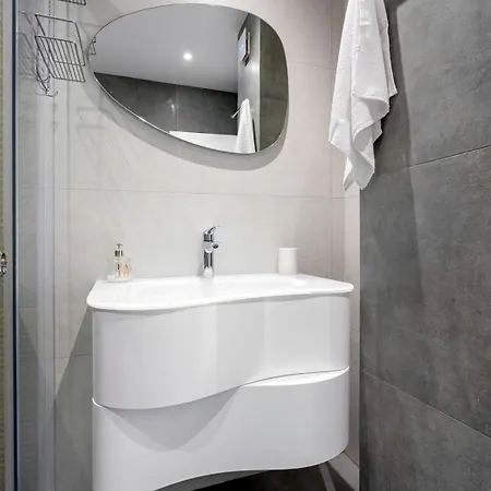 Stylish 2br W/ Free Parking Near Lokomotiv Stadium * プロヴディフ
