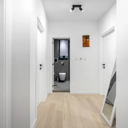 Stylish 2br W/ Free Parking Near Lokomotiv Stadium アパート